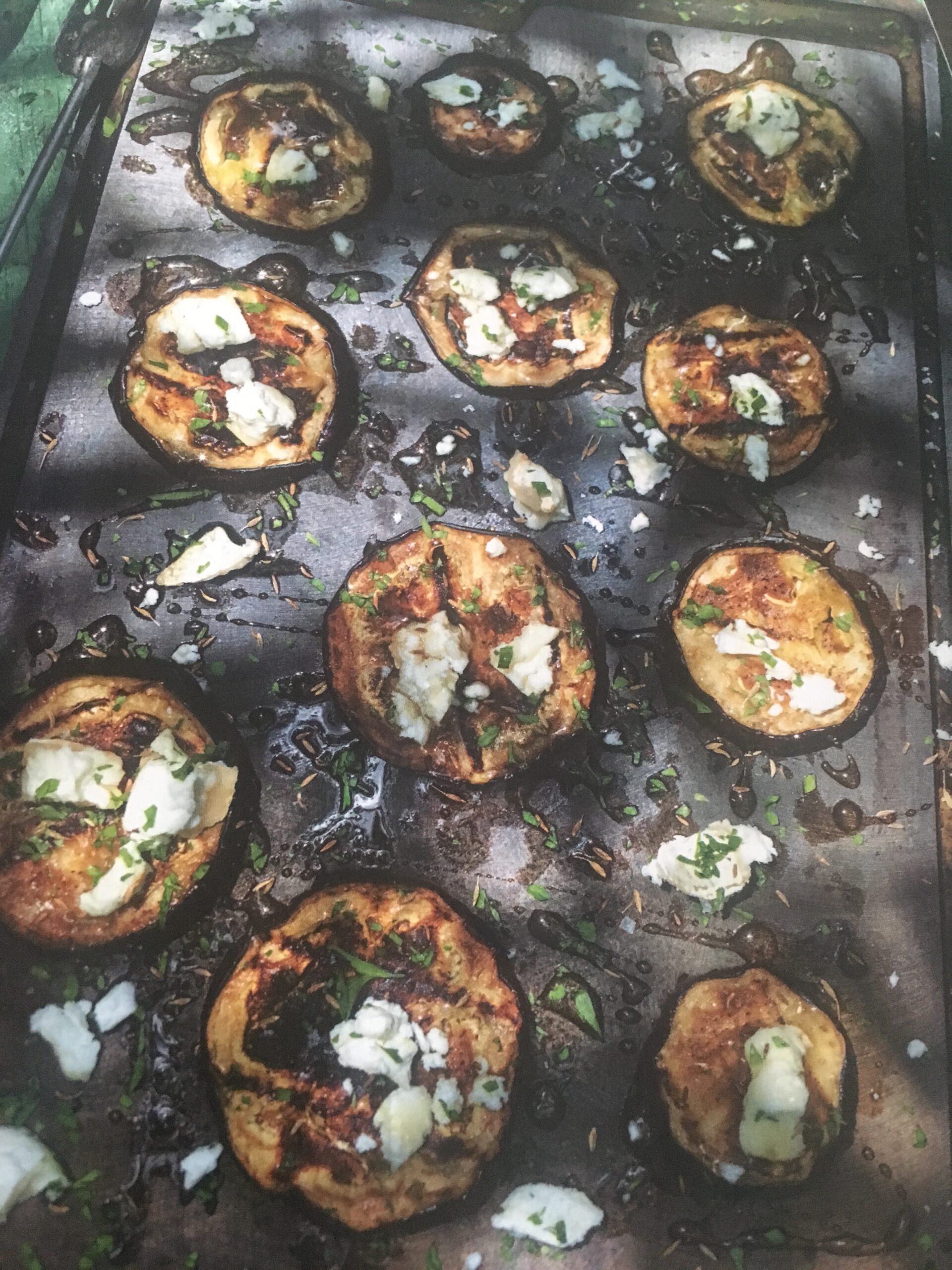 Albergínies al forn amb mel, comí i formatge ca curro