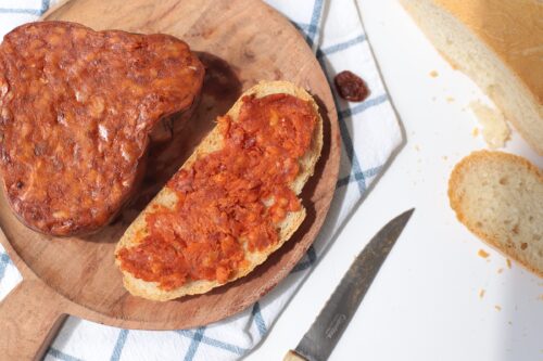 trozo de sobrasada de la marina untada en un trozo de pan