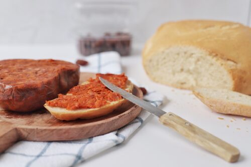 trozo de sobrasada de la marina untada en un trozo de pan